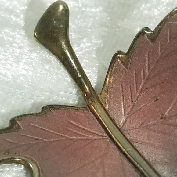 Vintage maple leaf brooch 2 1/2" x 1 3/4"  1.1503 - Picture 4 of 8